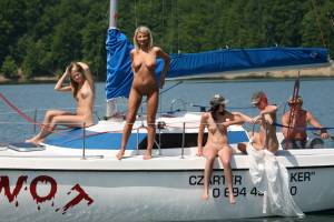 Amateur-nude-girls-posing-on-yacht-2006-l7nxxcojde.jpg