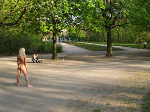 Evi C nude in a city park-47oaga3i4z.jpg