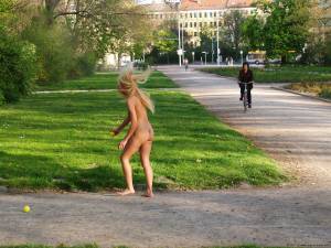 Evi C nude in a city park-e7oafxmjqa.jpg