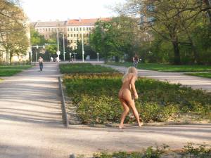 Evi C nude in a city park07oafxscyh.jpg