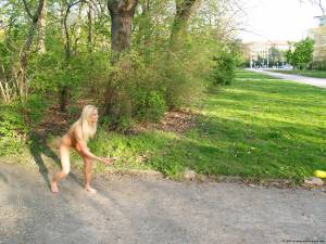 Evi C nude in a city park-67oafx1yc7.jpg