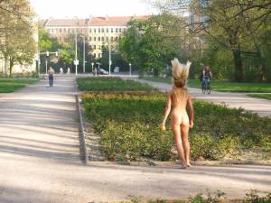 Evi C nude in a city park-c7oafxtek0.jpg