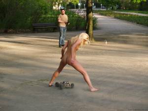 Evi C nude in a city park-o7oagar0nt.jpg