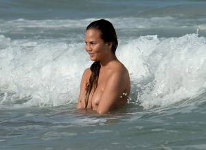 Chrissy Teigen – Topless Photoshoot Candids in Miami Beach (NSFW)q7obtflxjq.jpg