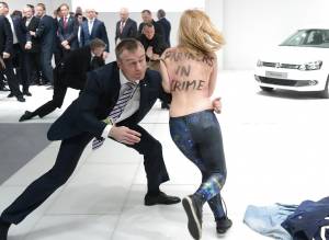 Putin meets Femen activists in Hannover -e7og2n5yfh.jpg
