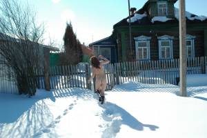 Katja-Winter-Snow-Playing-Outside-Home-%28x73%29-t7o1vtb7vu.jpg