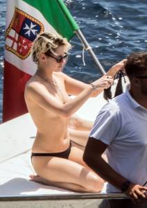 Kristen Stewart - Topless Bikini Candids in Italyv7o41vku6a.jpg