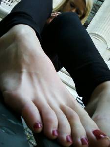 Teen Using Her Feet To Find Boys Who Want To Be  Slaves-l7o55x7a4g.jpg