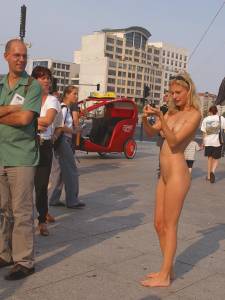 Nude in Public lucik f7o65orbu1