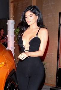 Kylie-Jenner-Collection-l7o7oobgog.jpg