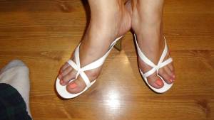 Feet-and-Toes-in-Heels-and-Sandals-and-Flipflops-a7oxgbb1nh.jpg