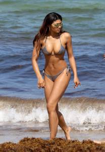 Danielle-Herrington-%E2%80%93-Bikini-Candids-on-the-Beach-in-Miami-c7pfh47e1p.jpg