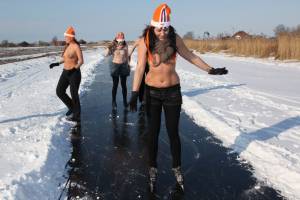Dutch girls on ice [x140]g7p06dlvel.jpg