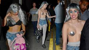 Miley Cyrus Shows Topless Boobs at Art Basel in Miami (2014)-q7pujrra72.jpg