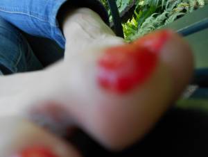 Foot Teasing Girls - VALENTINEk7pum6tzxz.jpg