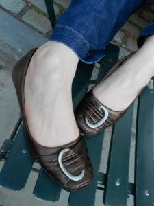 Foot Teasing Girls - THEATRICAL WINE-i7pum5ml5s.jpg