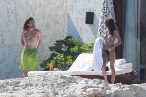 Heidi Klum – Topless Candids in Cabo San Lucas x135j7pvwrsone.jpg