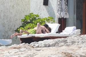 Heidi Klum – Topless Candids in Cabo San Lucas x135s7pvwrhubp.jpg