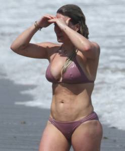 Hilary Duff – Bikini Candids in Malibu47pvxerqm6.jpg