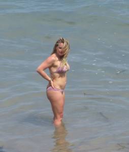 Hilary Duff – Bikini Candids in Malibu-y7pvxefylr.jpg