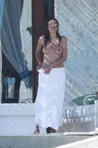 Heidi Klum – Topless Candids in Cabo San Lucas x135m7pvwueu0d.jpg
