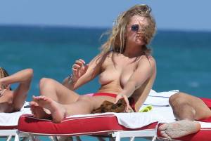 Toni Garrn – Topless Candids in Miami (37 Photos)c7pwk36ljw.jpg