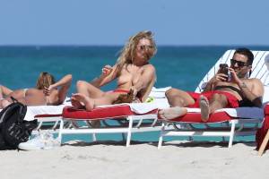 Toni Garrn – Topless Candids in Miami (37 Photos)x7pwk3ipi4.jpg