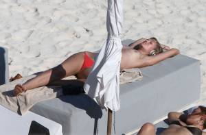 Toni Garrn – Topless Candids in Miami (NSFW)-k7pwk4m0rz.jpg