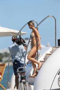 Joanna-Krupa-%E2%80%93-Topless-Bikini-Candids-in-Miami-%28NSFW%29-27px5sw2vj.jpg