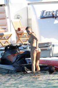 Joanna Krupa – Topless Bikini Candids in Miami (NSFW)i7px5tez5g.jpg