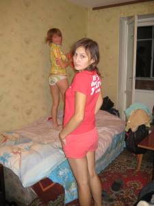 Two girls, posing in Room x 48-77pxoars7w.jpg