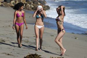 Bella Thorne – wearing a bikini in Malibu 18.08.14-u7qabm3e5o.jpg