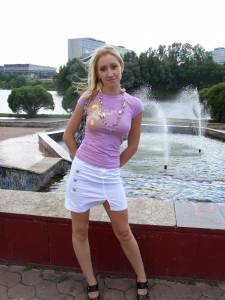 Russian-blonde-like-to-flash-x225-r7qa66vcii.jpg
