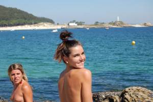 Sweet amateur girls posing naked on Beach x 78-t7qa7i1plm.jpg