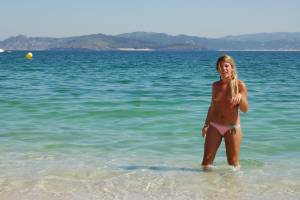 Sweet-amateur-girls-posing-naked-on-Beach-x-78-i7qa70h6tu.jpg