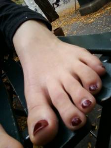 Park-Feet-2-Girls-%28x114%29-27qa999y3h.jpg