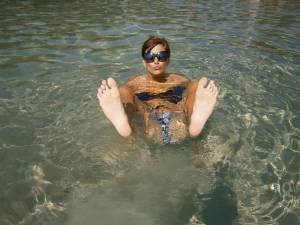 Fun girls feet on beach17qargmx5h.jpg