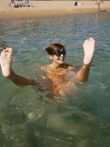 Fun girls feet on beachy7qargldt0.jpg