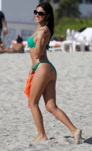 Claudia Romani – Bikini Candids in Miami photosv7qbeenaee.jpg