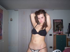 Brunette-Girl-Lingerie-Posing-And-Topless-x30-57qb9j0yca.jpg