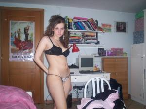 Brunette-Girl-Lingerie-Posing-And-Topless-x30-07qb9j2d52.jpg