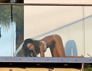 REPOST - Rihanna – Naked Photoshoot Candids in Hollywooda7qchxjtzs.jpg