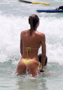 REPOST - Candice Swanepoel – Bikini Candids in Miamiy7qchvgw0r.jpg