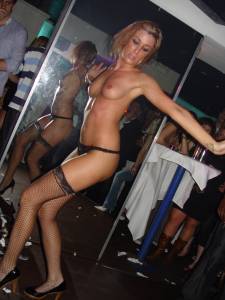 Nightclub-Striptease-i7qdlcappw.jpg