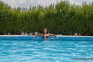 Lana Fox - La piscina-i7qdx5uemp.jpg