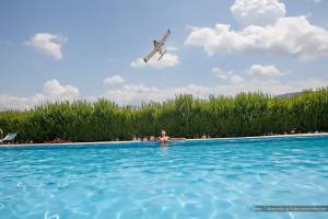 Lana Fox - La piscina-q7qdx68t2v.jpg