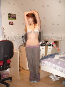 Amateur brunette teen showing her body [x36]l7qekt45sp.jpg