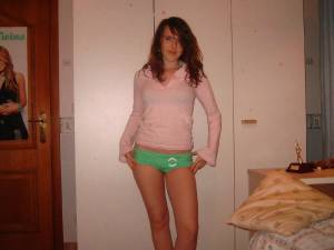 Amateur brunette teen showing her body [x36]-v7qektc5eq.jpg