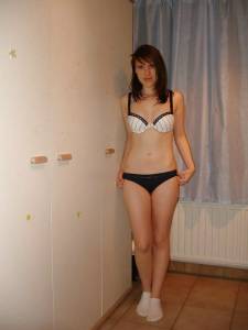Amateur brunette teen showing her body [x36]v7qektexqb.jpg