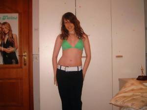 Amateur brunette teen showing her body [x36]s7qektb3cu.jpg